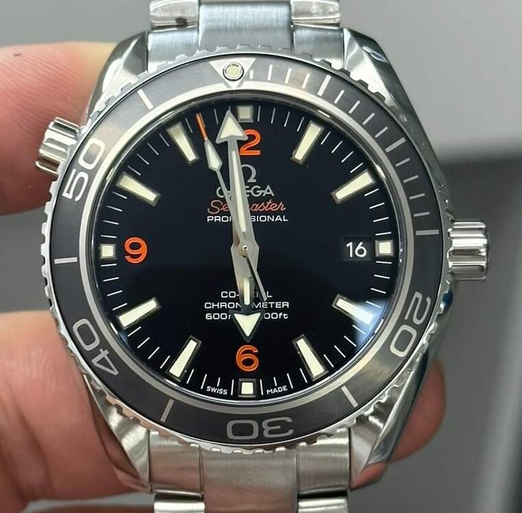 Omega Replica VS Real Seamaster 232.30.42.21.01.003 Black